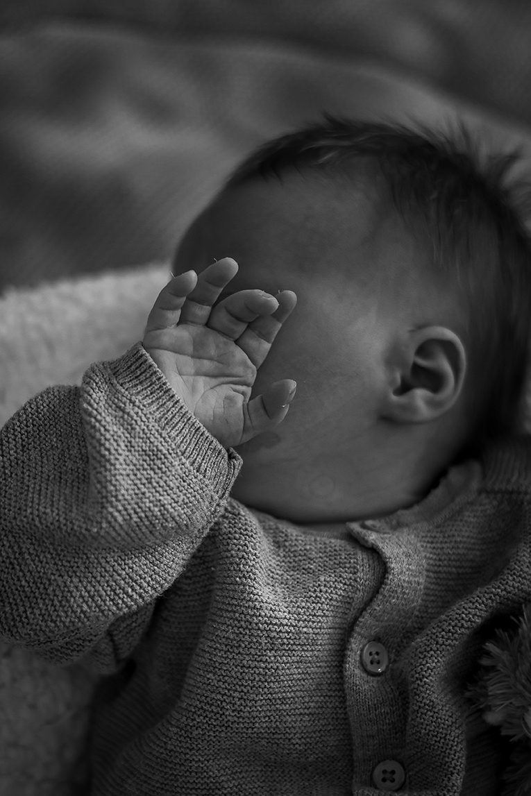 Close up zwart wit foto van een newborn baby, newbornshoot geboortefotografie