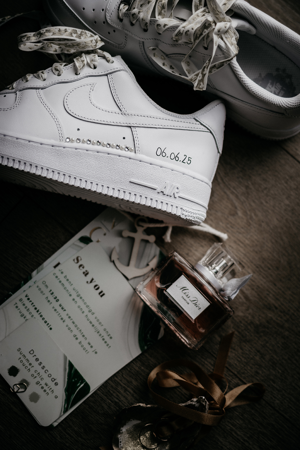 Detailfoto bruiloft bruidschoenen en pafum, bruidsreportage