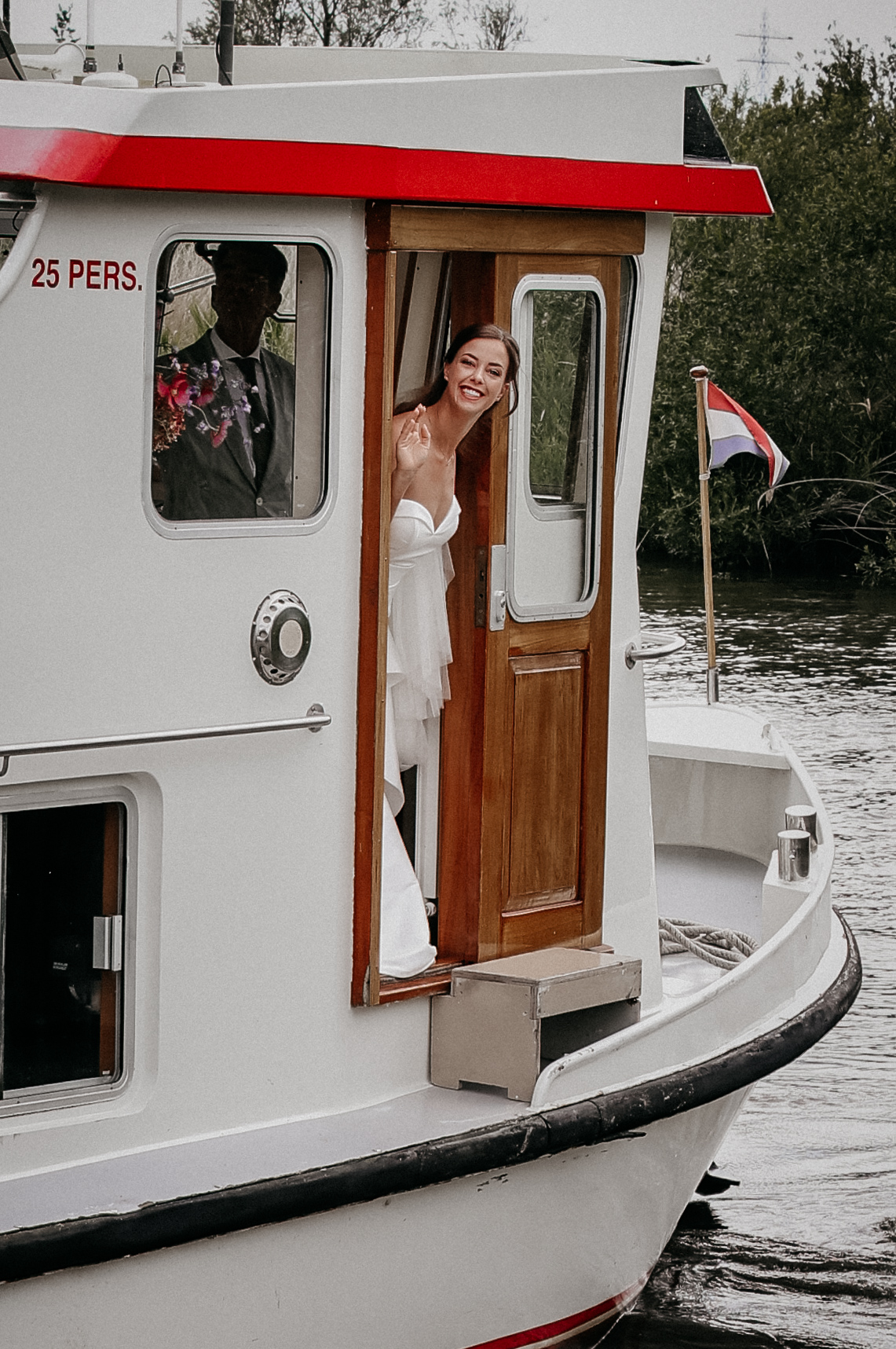 Foto van een bruid op een boot. In het huwelijksbootje stappen