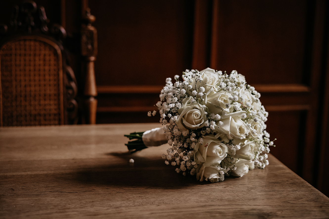 Foto van een bruidsboeket in het daglicht. Bruidsreportage