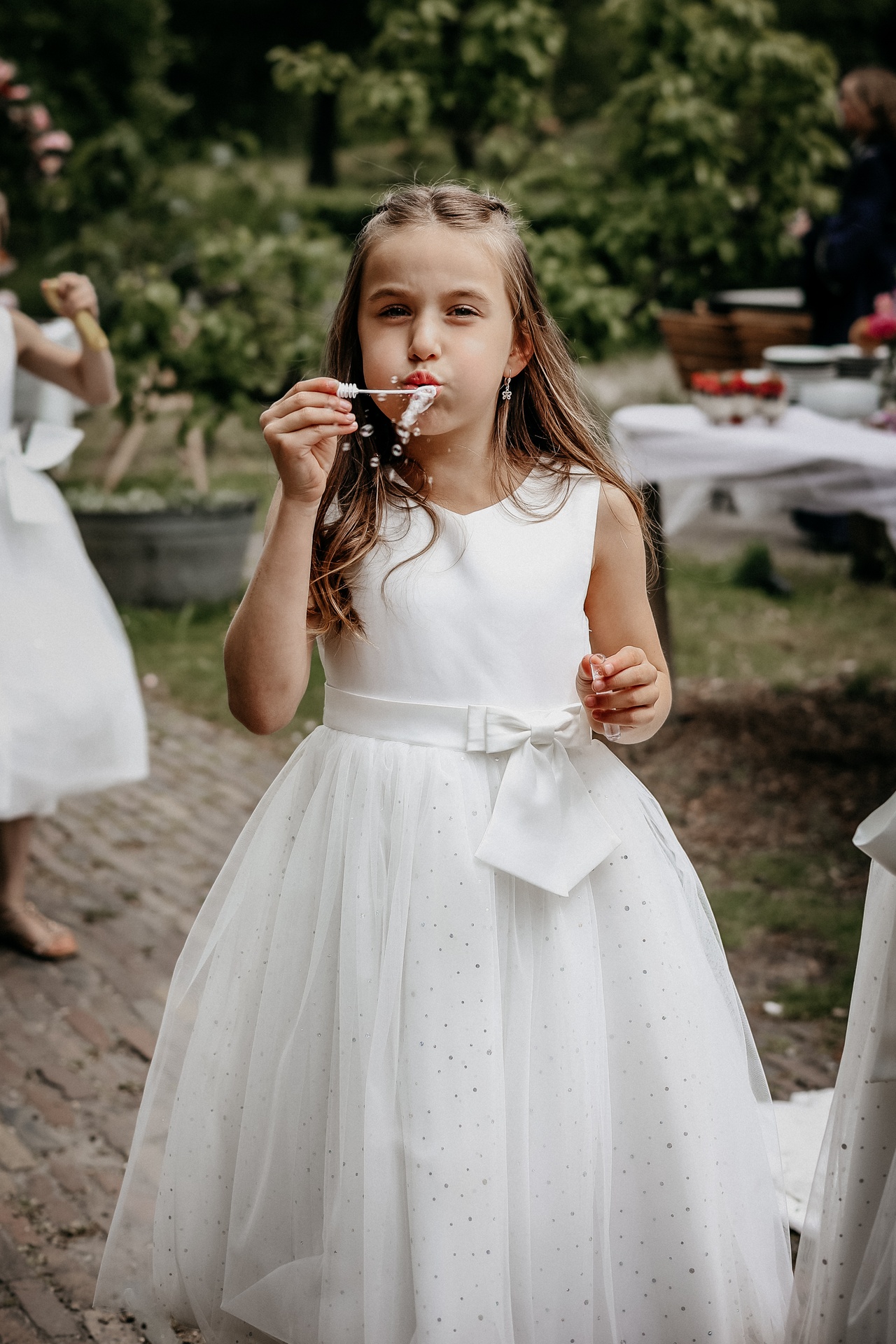 Foto van een bruidsmeisje met een bellenblaas