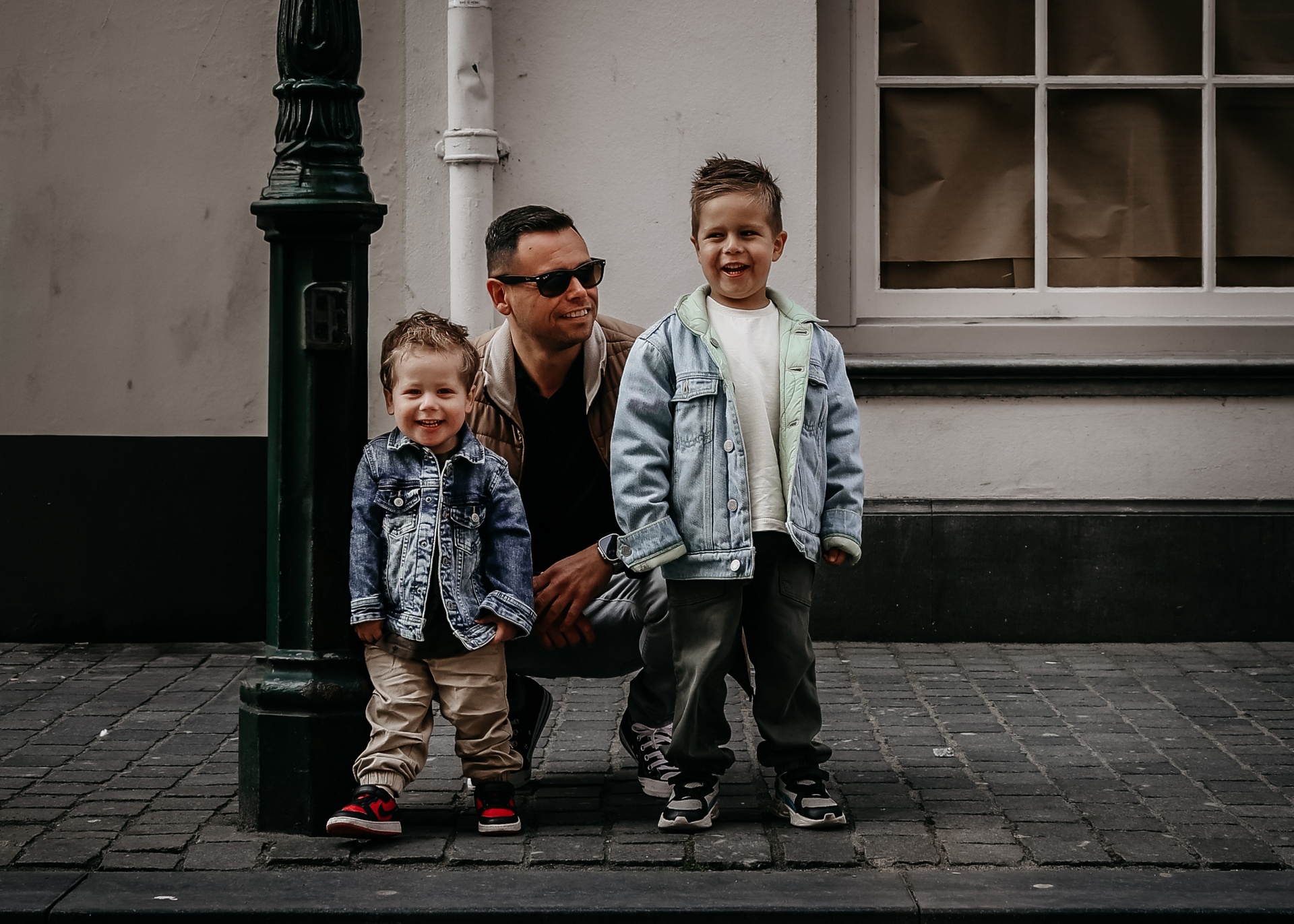 Framed by noortje gezinsfoto van een vader en zijn twee zoons Breda centrum