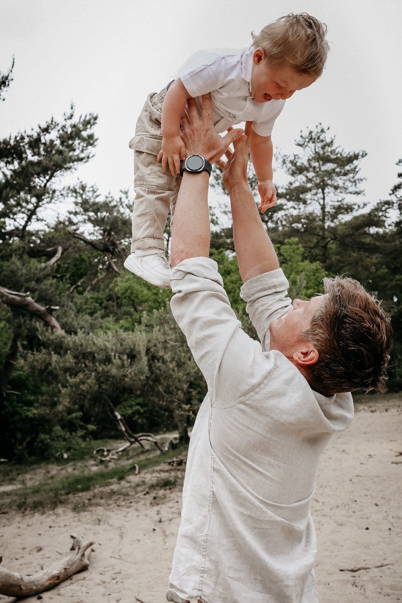 Vader speelt met zoontje in het bos, storytelling fotografie Tilburg