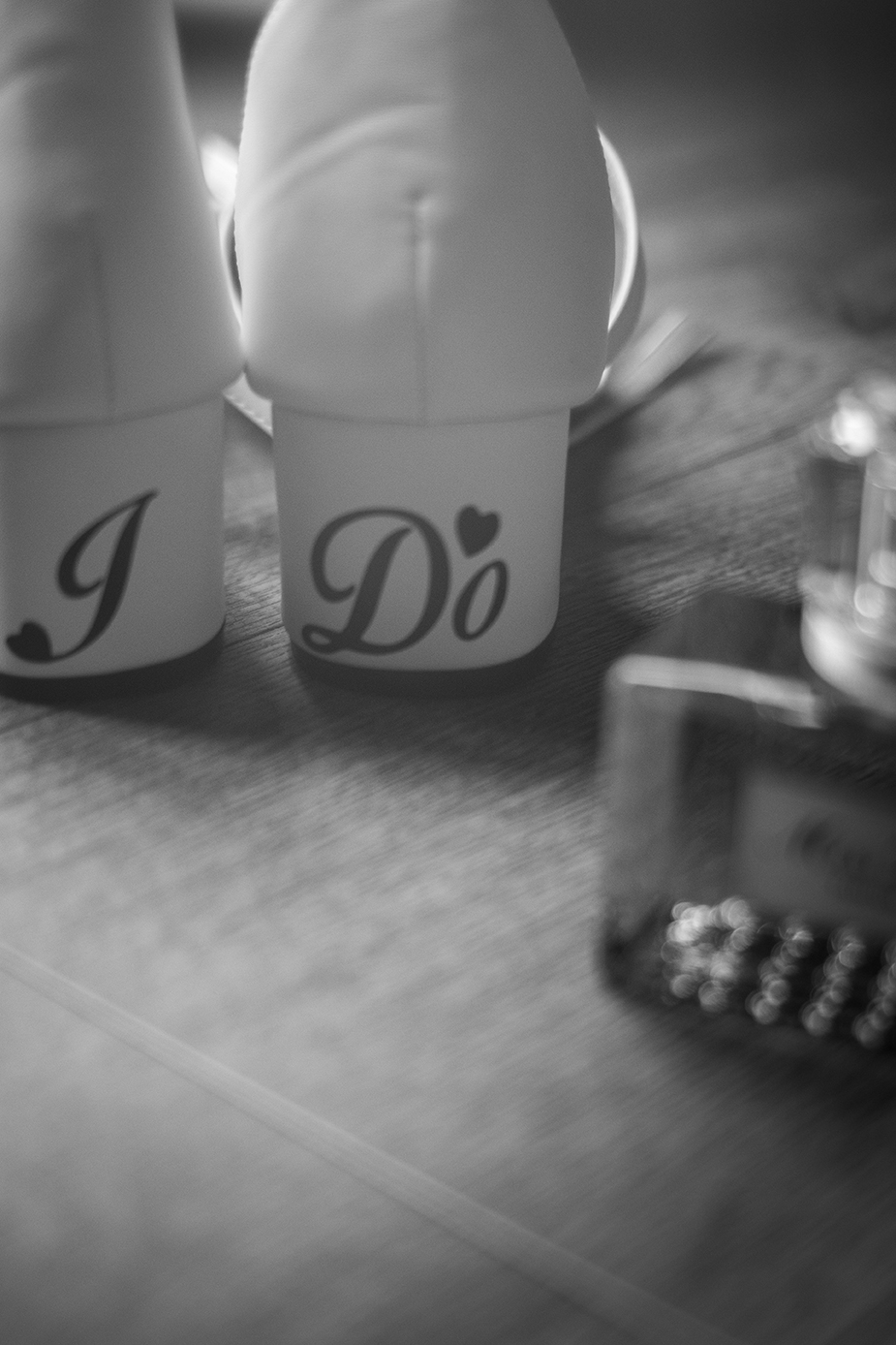 Zwart wit detailfoto voor bruiloft, bruidschoenen en parfum. Hotel de Biesbosch