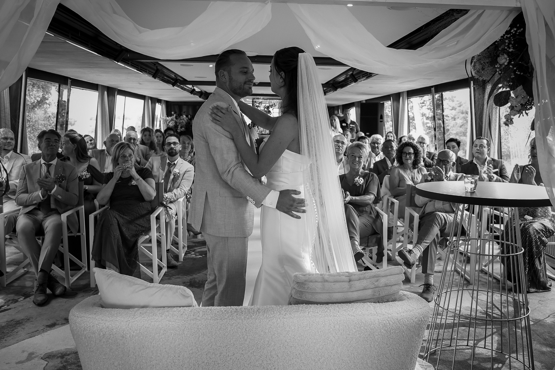 Zwart wit foto van de ceremonie van een bruidspaar