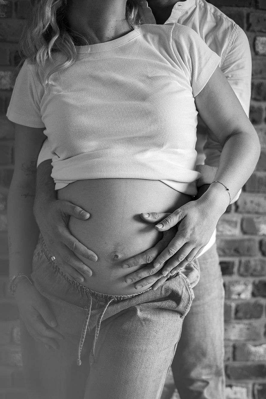 Zwart wit foto van een stelletje, zwangere buik wordt vastgehouden door partner Bergen op Zoom