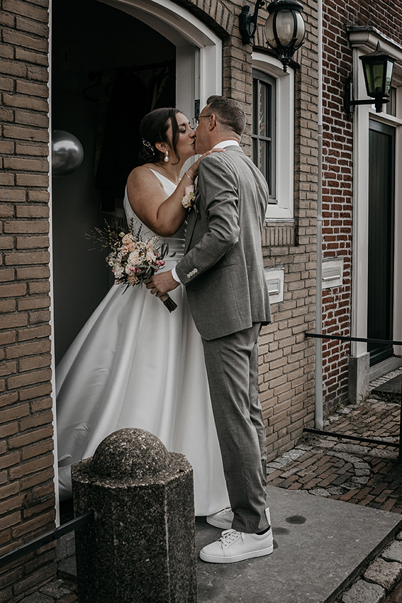 Bruidspaar ziet elkaar voor de eerste keer en kust, Etten-Leur, Breda, storytelling