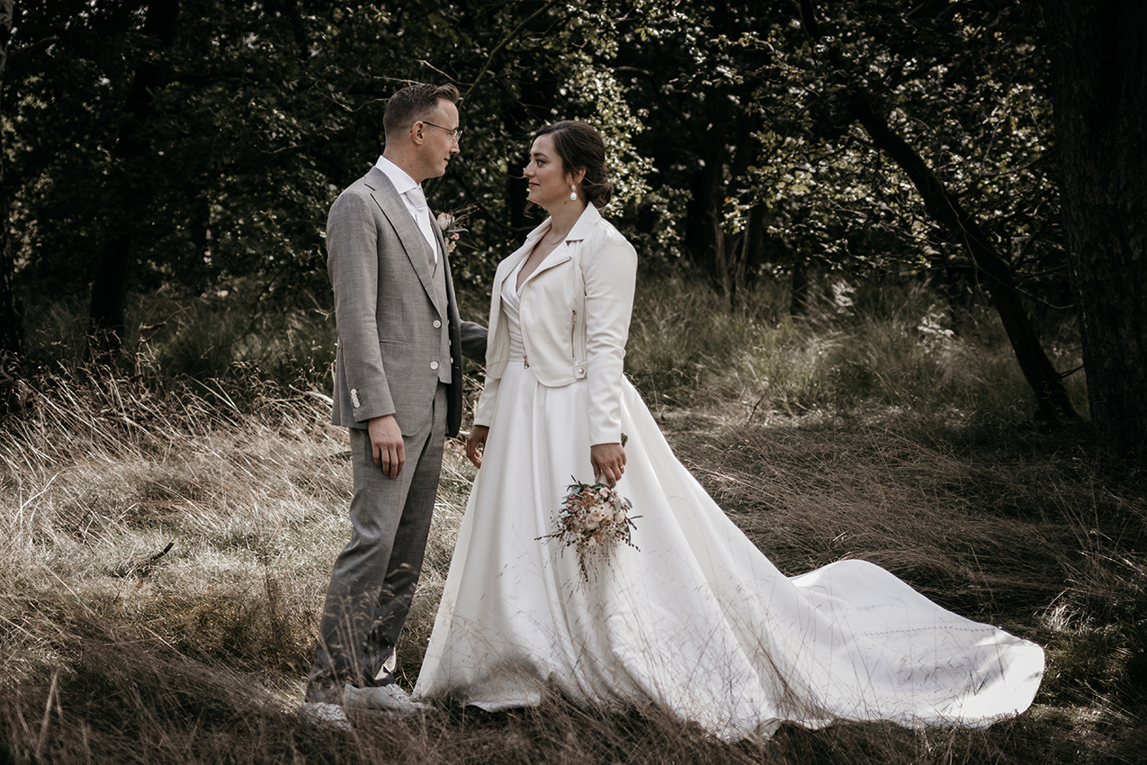 coupleshoot van een bruidspaar in de natuur, goud licht storytelling