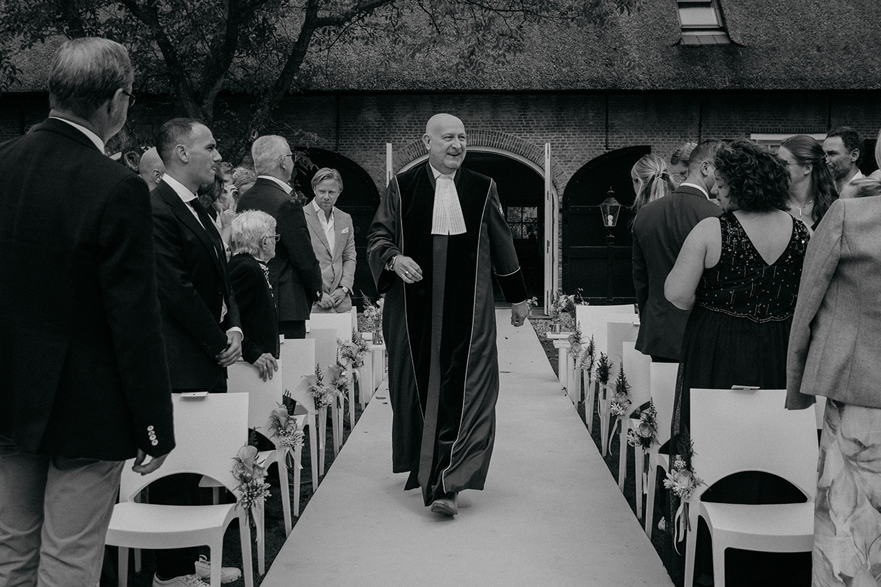 Bruiloft zwart wit fotografie, opkomst van de trouwambtenaar, Breda