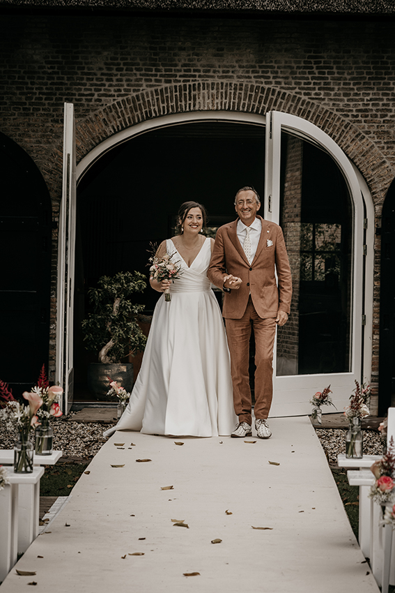 Bruid komt op met haar vader voor de bruiloft, bruiloft reportage