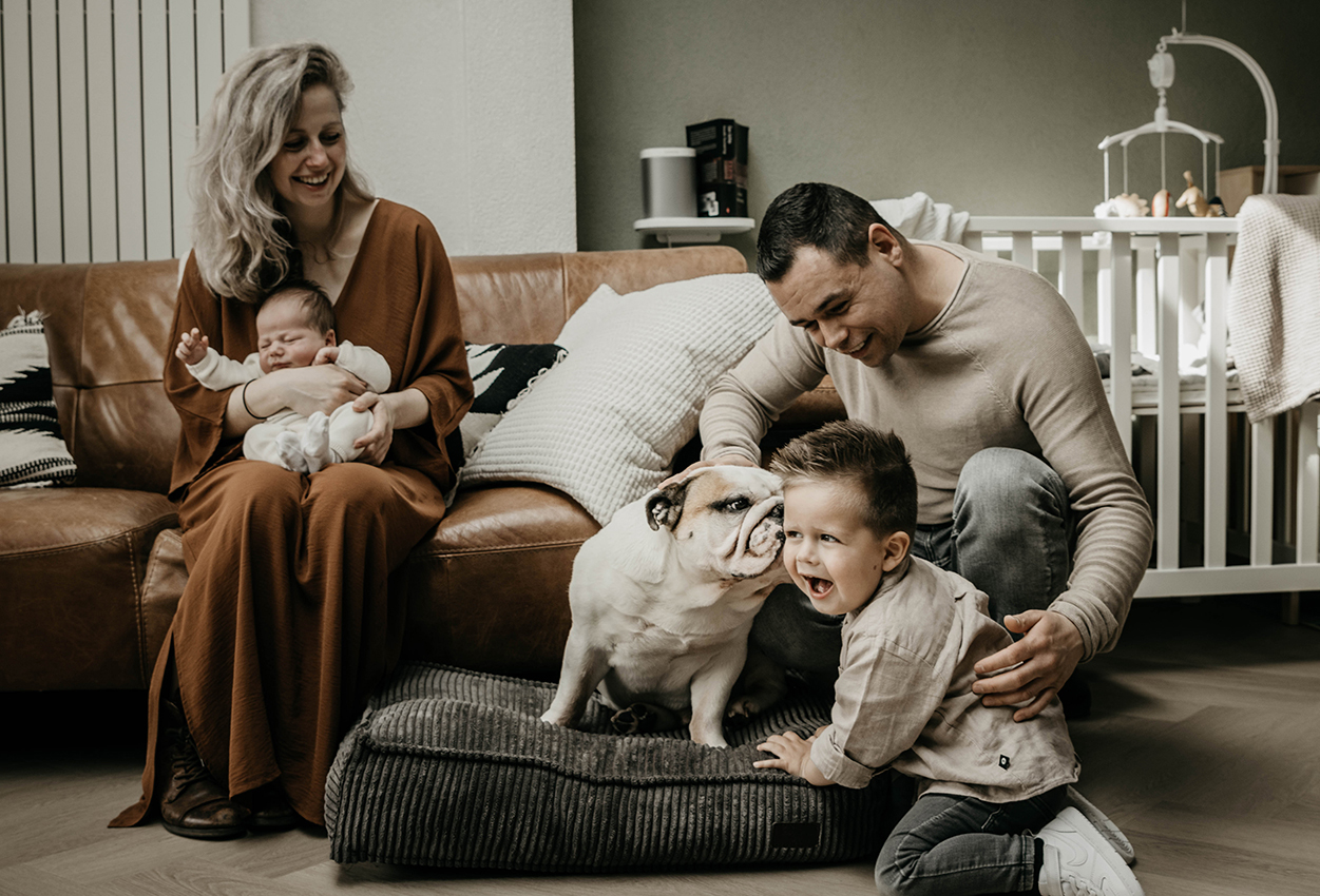 Familiefoto met newborn en Engelse Bulldog, Etten-Leur
