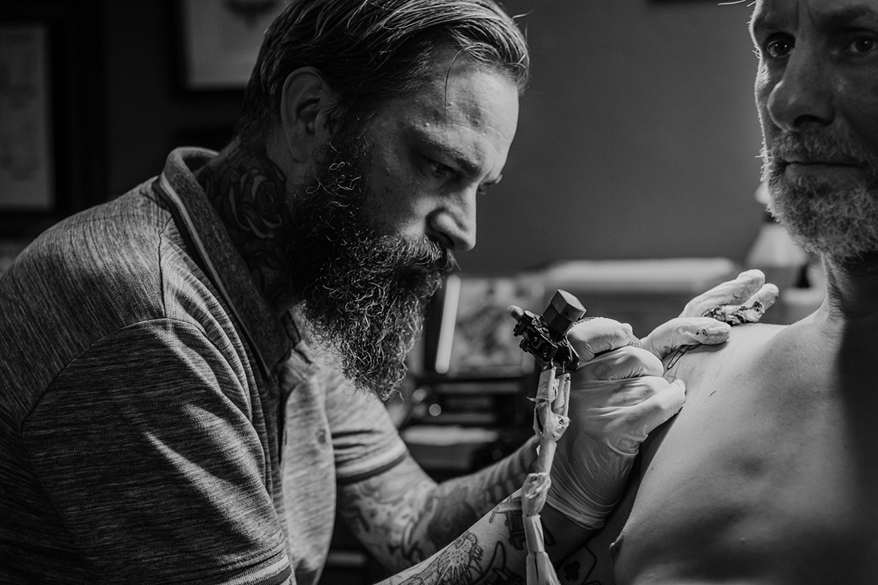 Close up van een tattoeërder, branding foto zakelijke fotografie