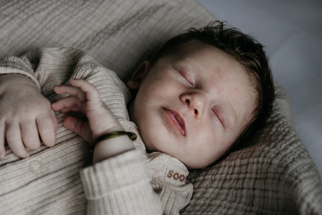 Foto van newborn baby met veel haar, Tilburg. 
