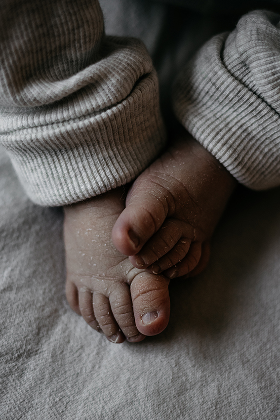 Close up foto van babyvoetjes, newbornshoot, tilburg 