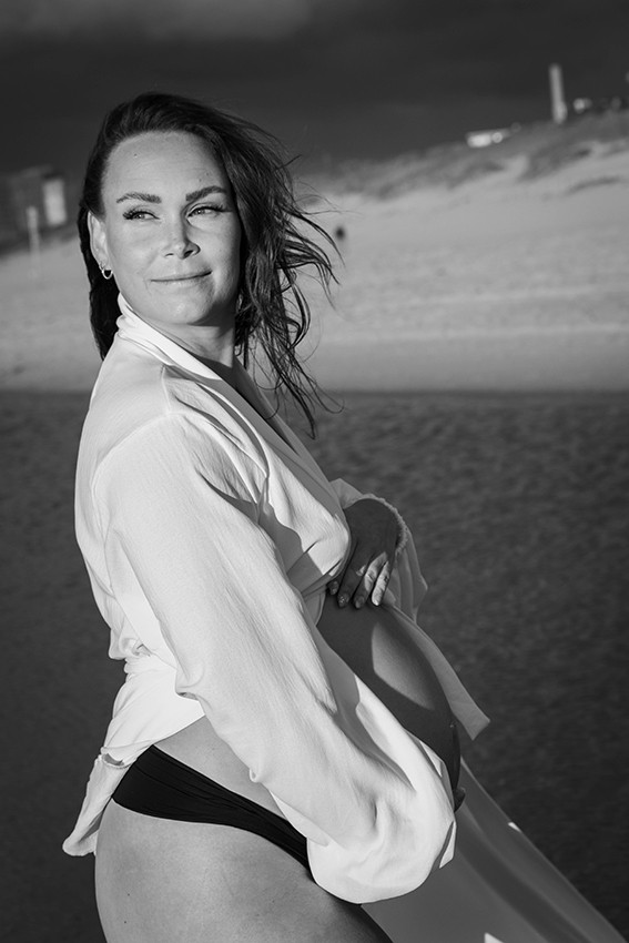 zwangerschapsshoot op het strand, zwart wit fotoraaf