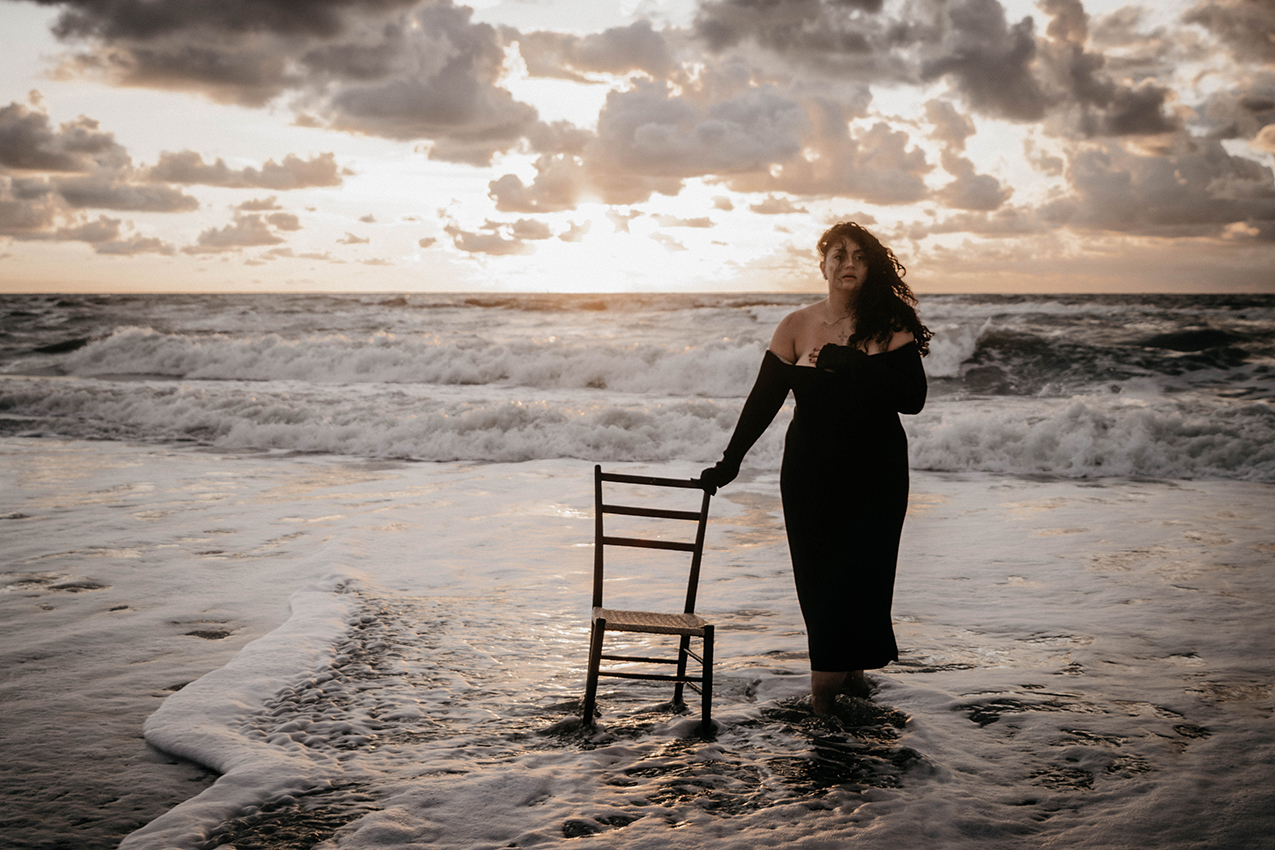 Empowerment foto van een vrouw op het strand tijdens zonsondergang, Zeeland