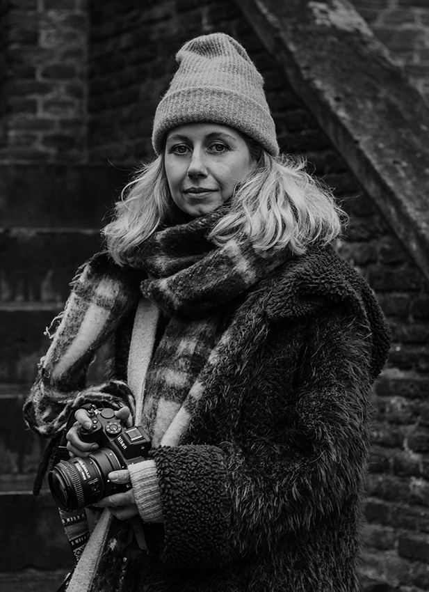 Branding foto van fotograaf, zwart wit, in historisch centrum. Branding en zakelijke fotografie