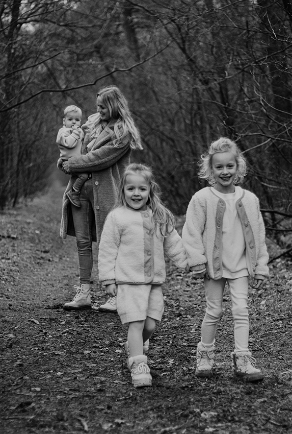 Familie foto in het bos van een moeder en haar drie kinderen, storytelling, familyshoot