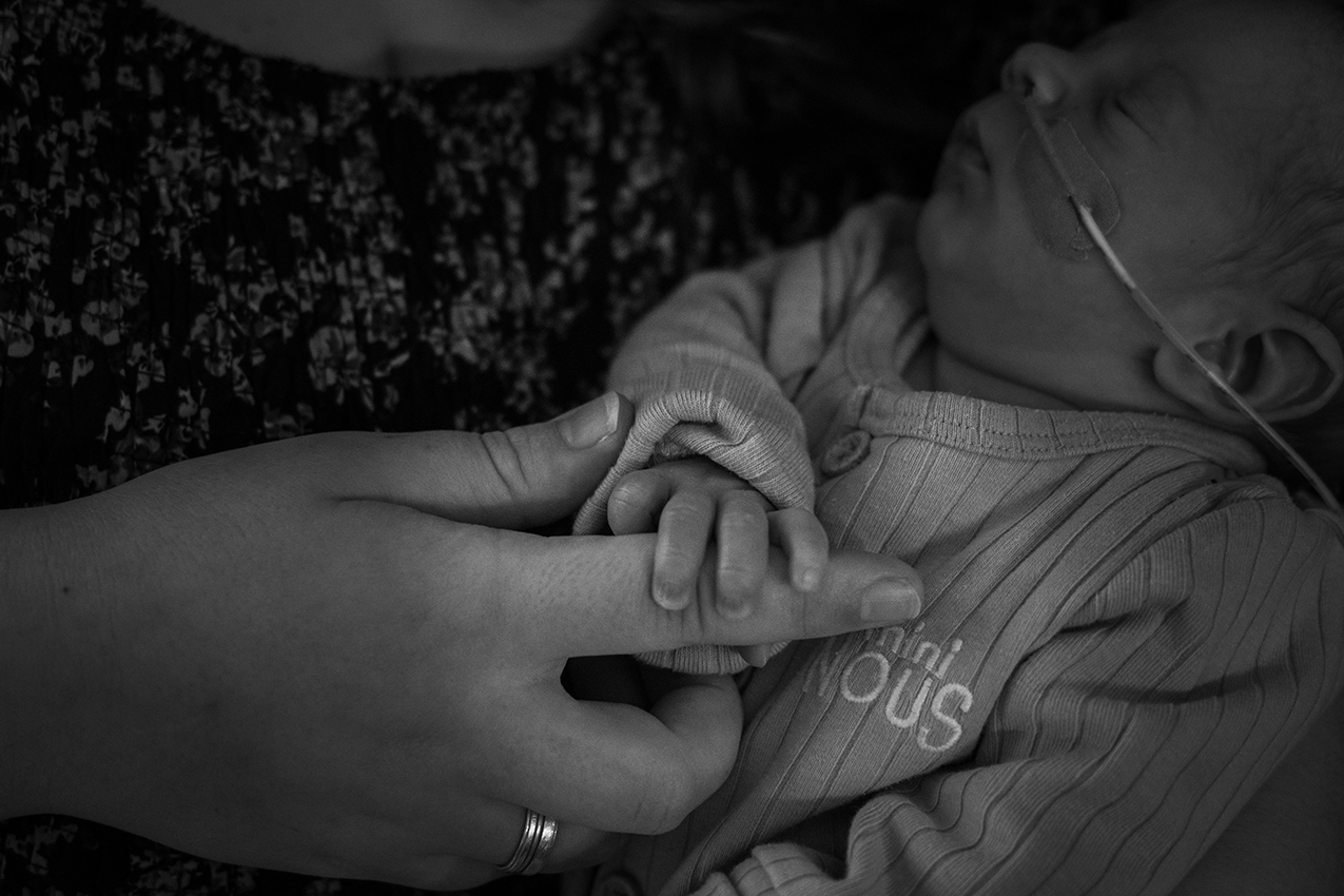 Close up foto van een babyhandje, prematuur baby, newbornshoot. newbornfotograaf, Fijnaart