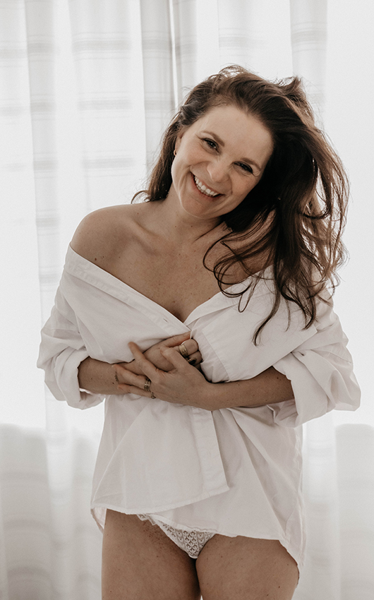 Boudoir foto van een vrouw in een witte blouse, empowermen