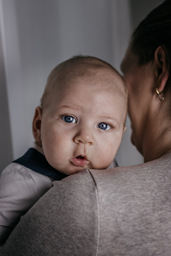 Close up van een baby gezichtje, studioshoot. 