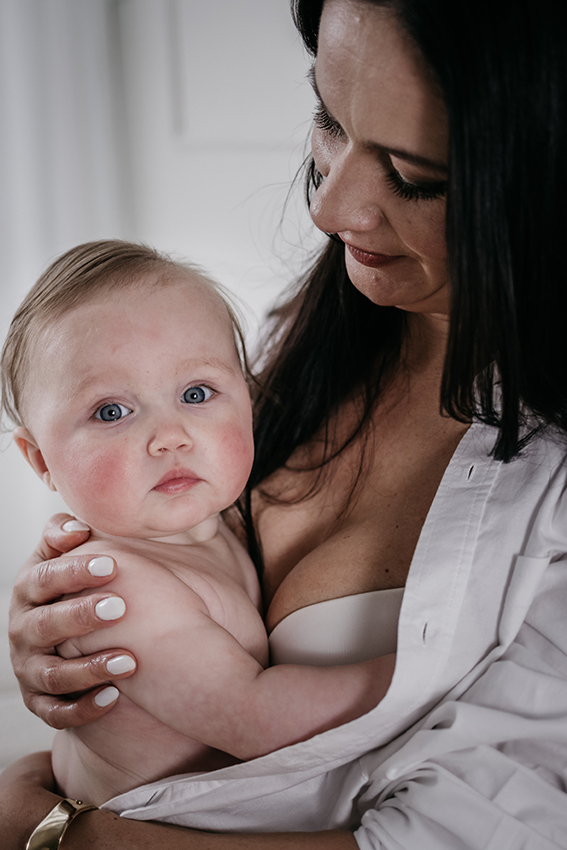 Close up van een baby gezichtje, motherhood fotografie