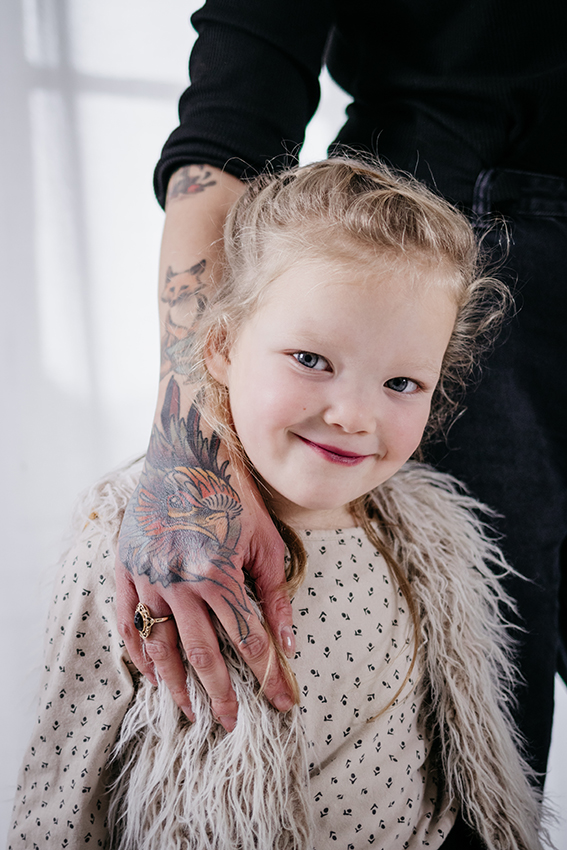 Foto van een meisje met de hand van haar moeder met tatoeage, antwerpen, family en motherhood