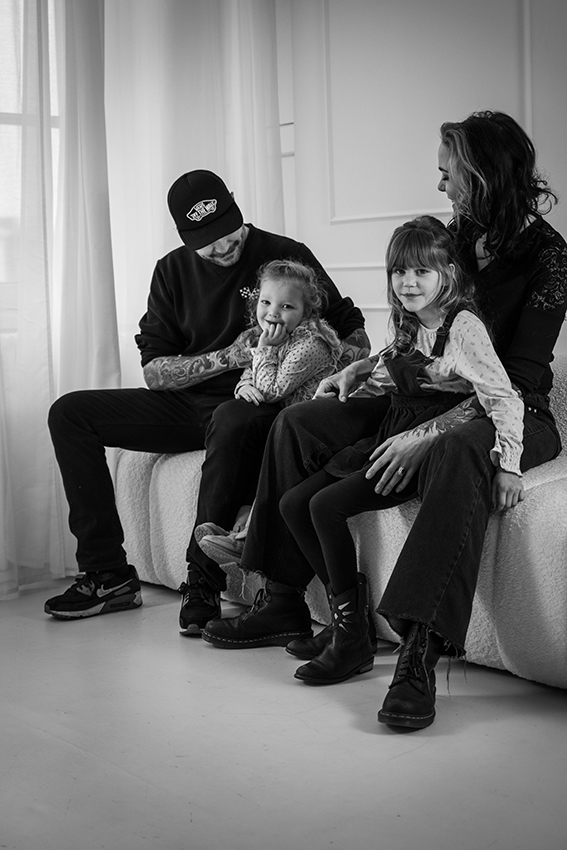 Zwart wit foto van een gezin in een studio, alternatief gezin. Gezinsshoot