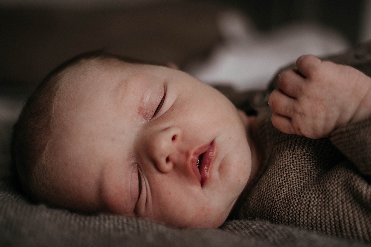 Close up van een baby gezichtje, storytelling stijl, zachte kleuren.