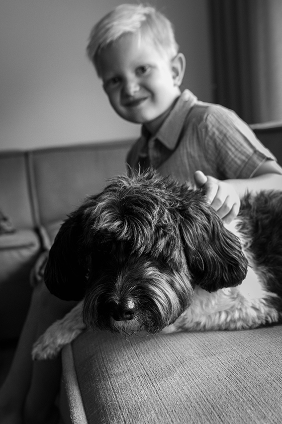 Zwart wit foto van een jongetje met zijn hond, Hoogerheide