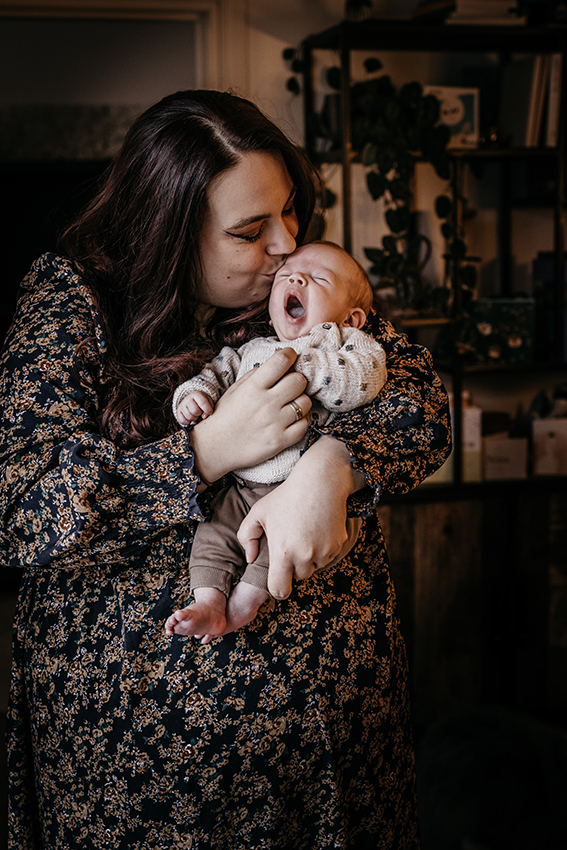 Foto van moeder met pasgeboren baby, motherhood newbornshoot, Fijnaart