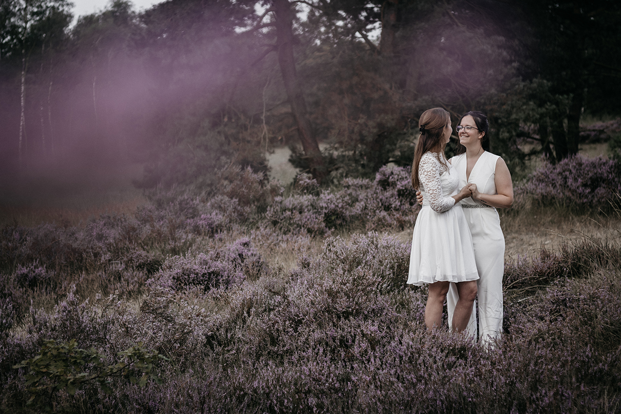 Getrouwd stelletje, twee dames in bruidskleding in de heide. Bergen op Zoom, Bruiloftreportage