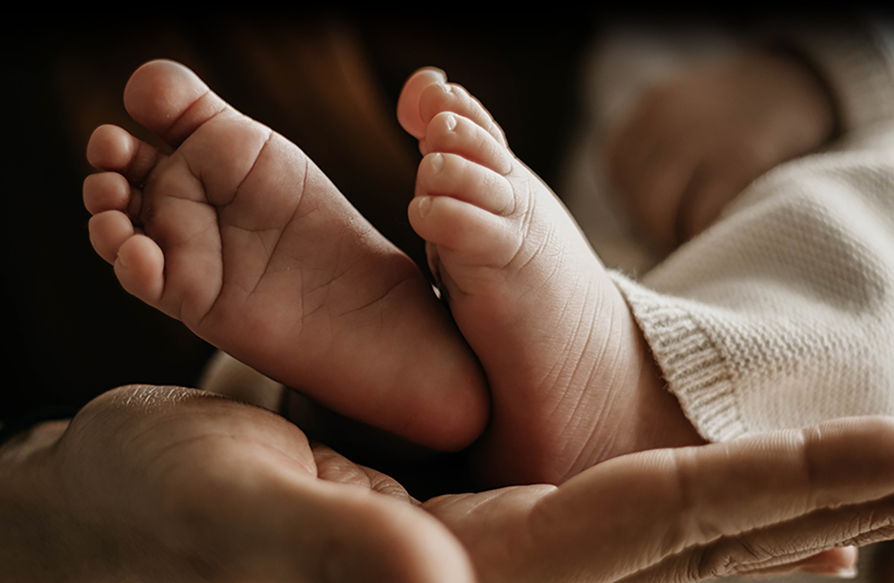 Close up van twee baby voetjes, newbornfotograaf Zeeland